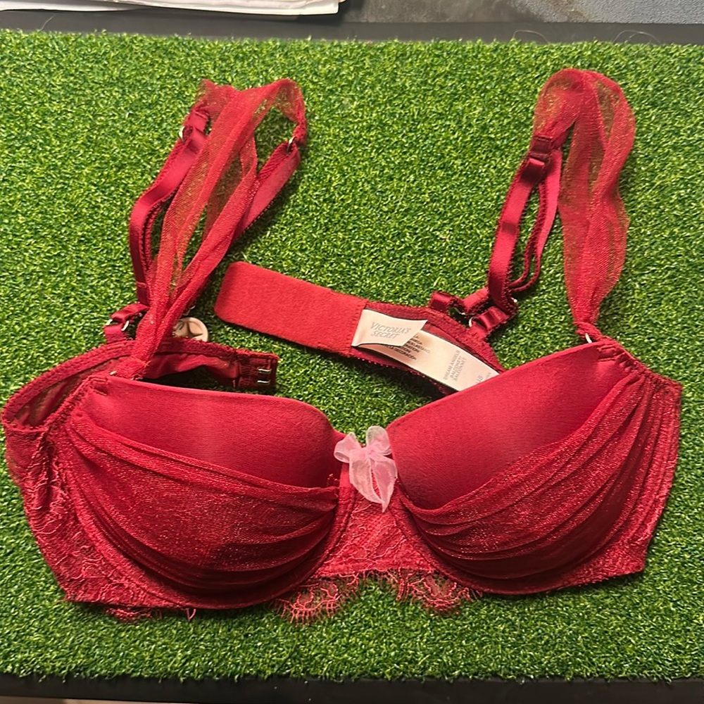 Victoria’s Secret  bra
Dream angels  balconet